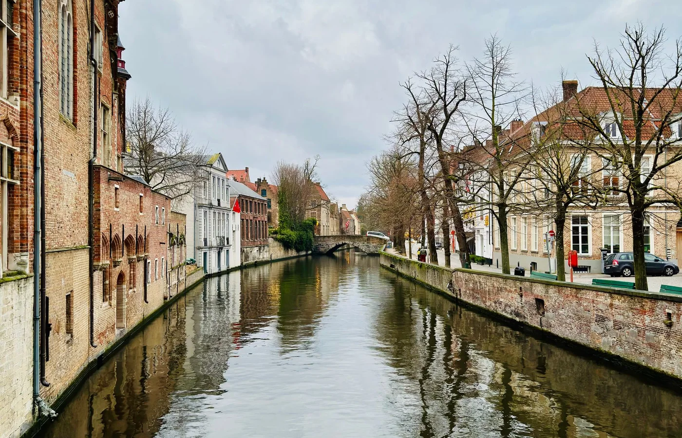 Historische gebouwen langs een kanaal in Brugge