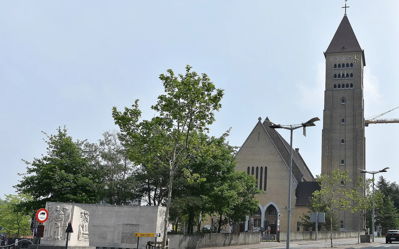 De Sint-Martinuskerk in het centrum van Genk