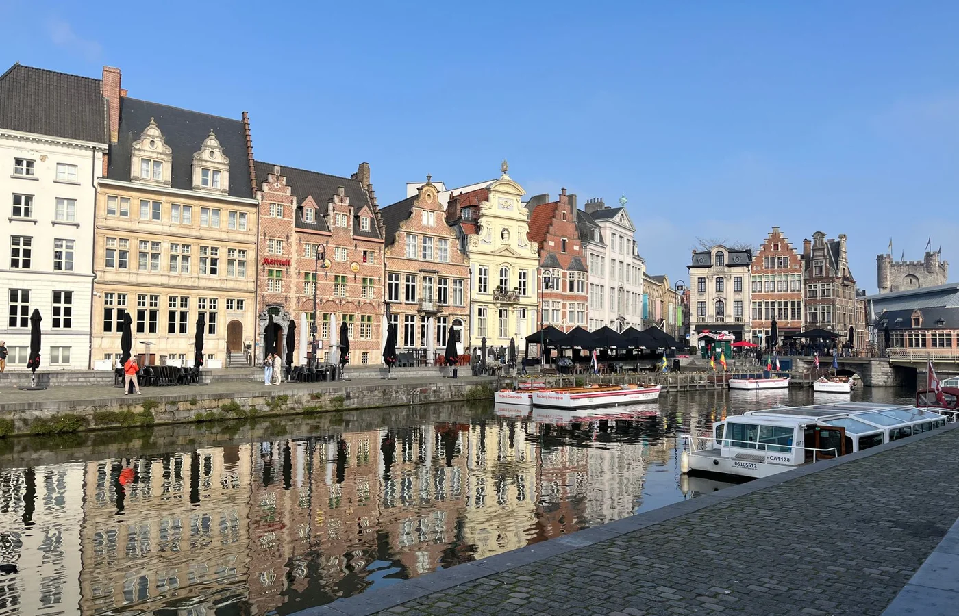 Historische gevels en water langs de Graslei in Gent