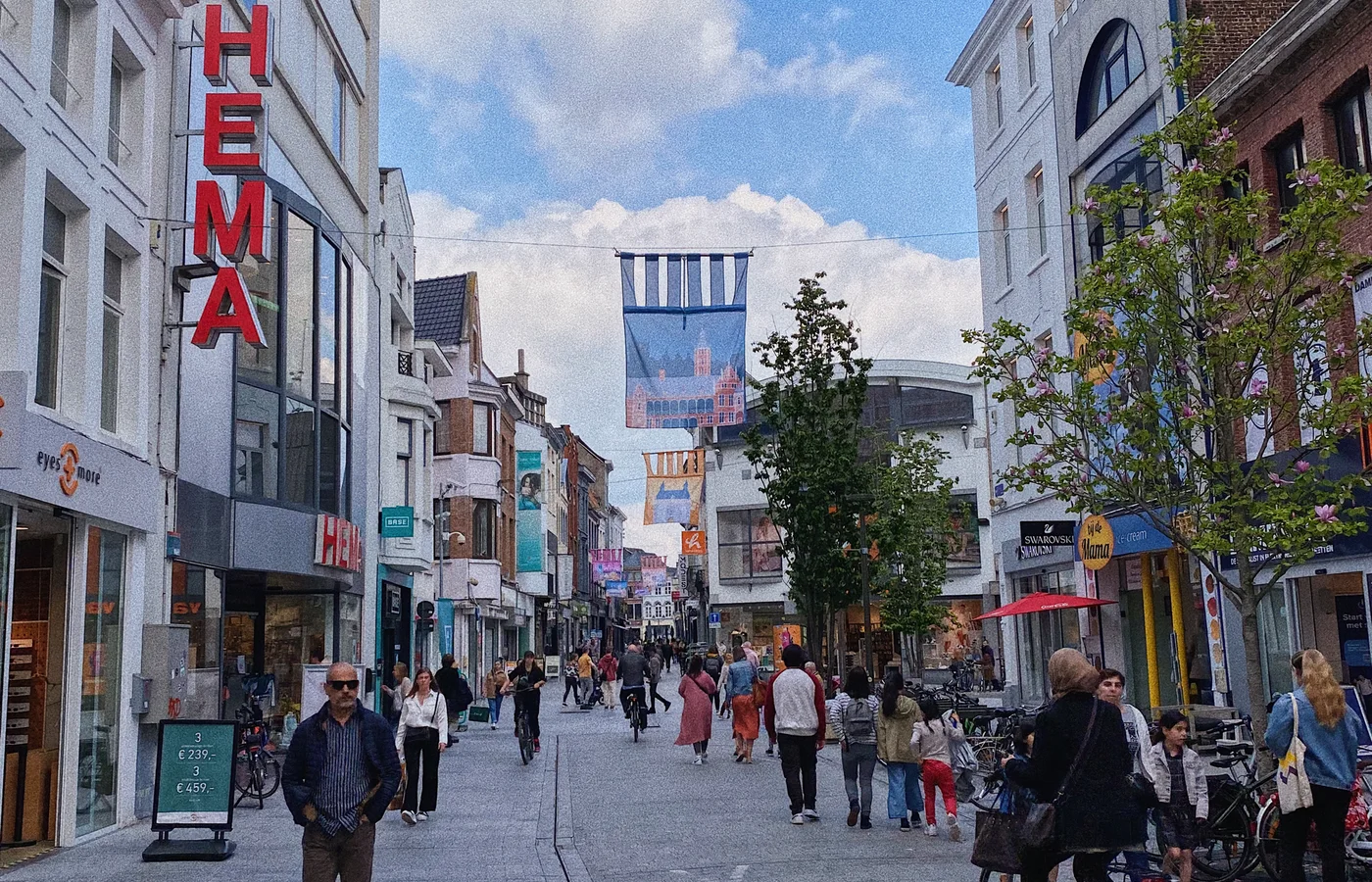 Winkelstraat met fietsers en voetgangers in Mechelen