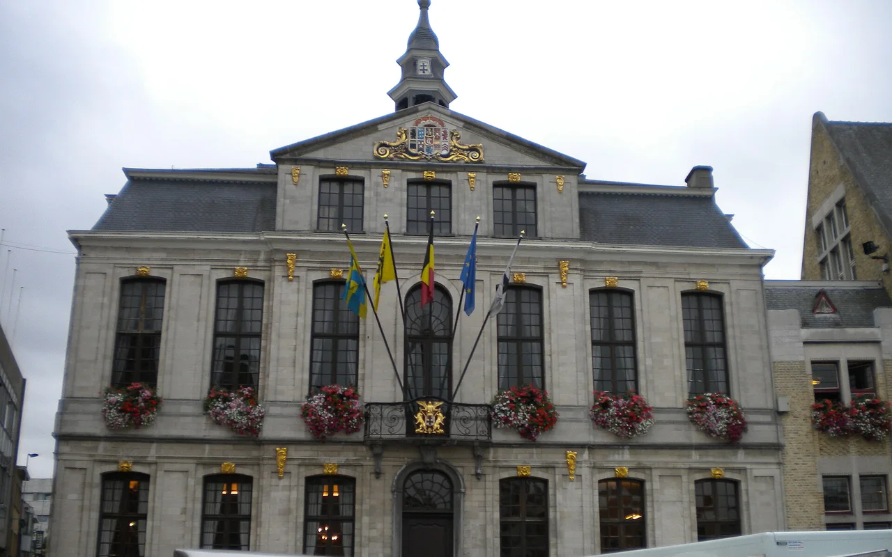 Het stadhuis aan de Grote Markt in Roeselare